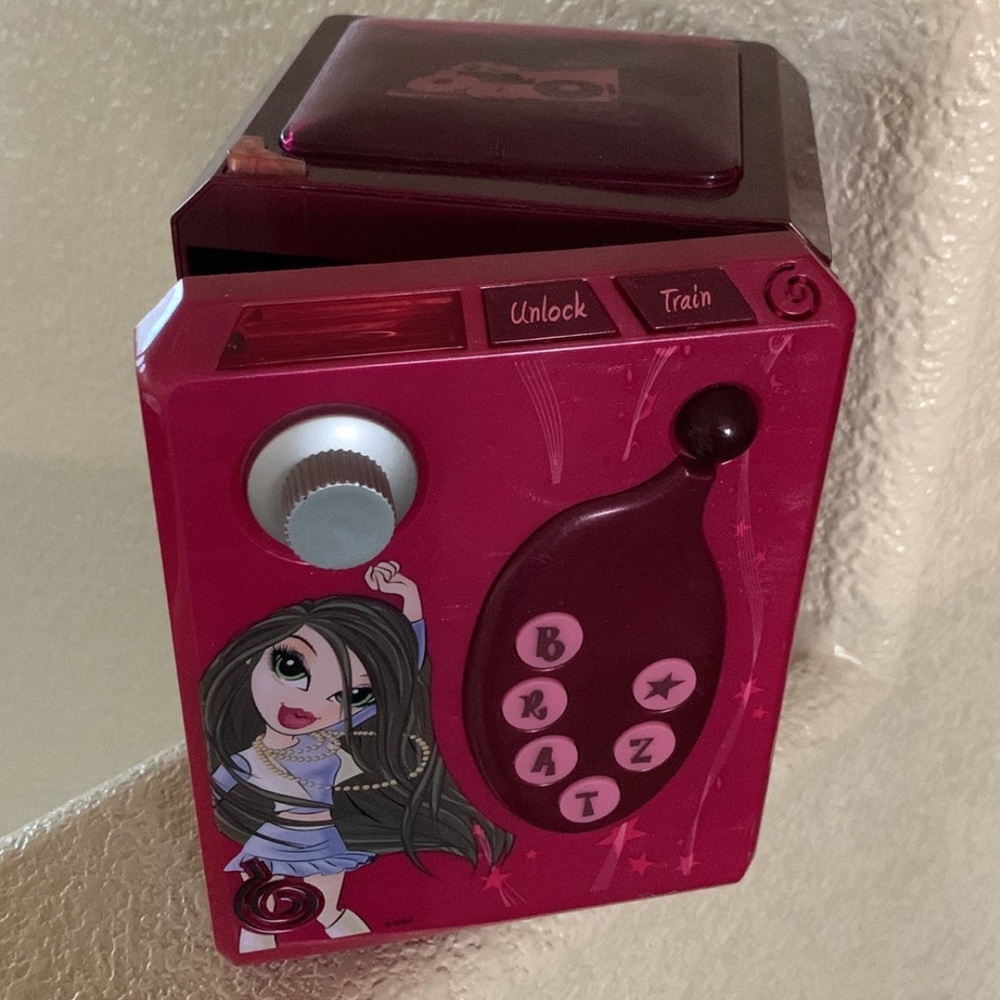 2007 Vintage Bratz Secret Voice and Code Safe